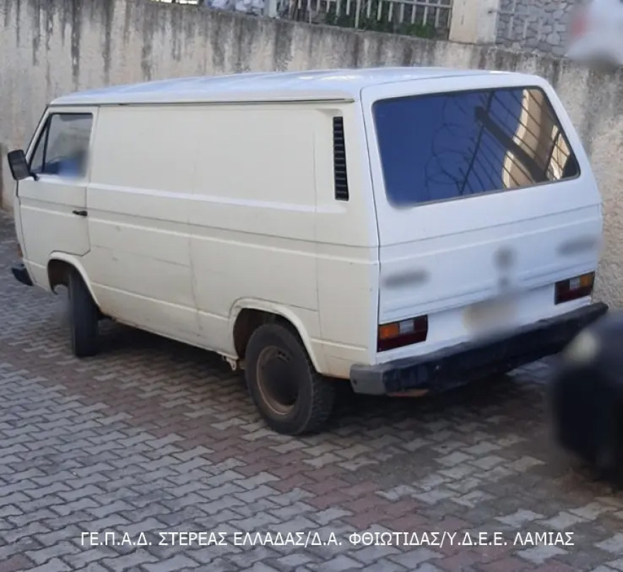 Συνελήφθη στην Άμφισσα άνδρας με 36 μαχαίρια, σπαθιά, καραμπίνες και 29 κινητά
