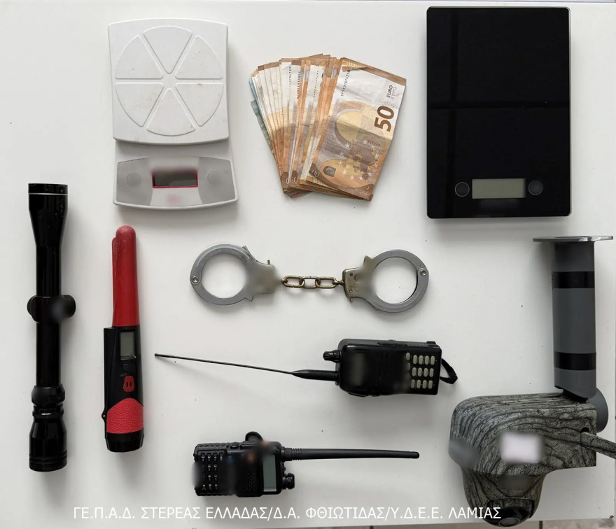 Συνελήφθη στην Άμφισσα άνδρας με 36 μαχαίρια, σπαθιά, καραμπίνες και 29 κινητά
