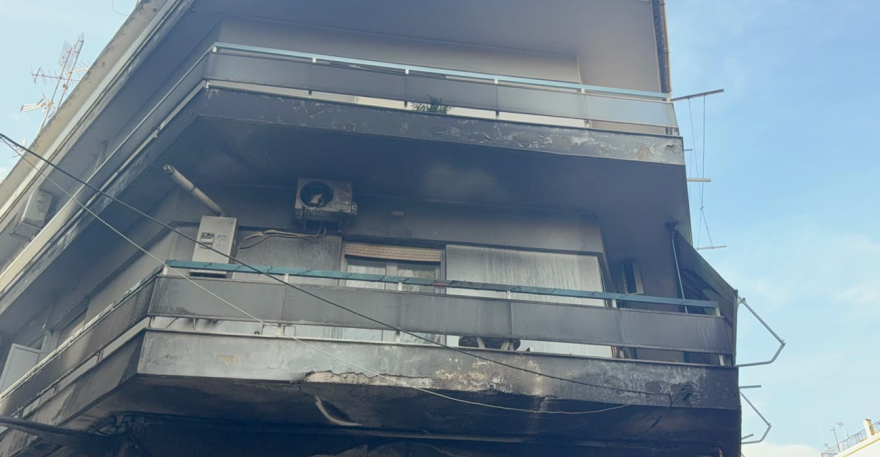 Φωτιά σε διαμέρισμα στη Θεσσαλονίκη, τραυματίστηκε 30χρονη: «Ακούσαμε δυνατό θόρυβο σαν έκρηξη»
