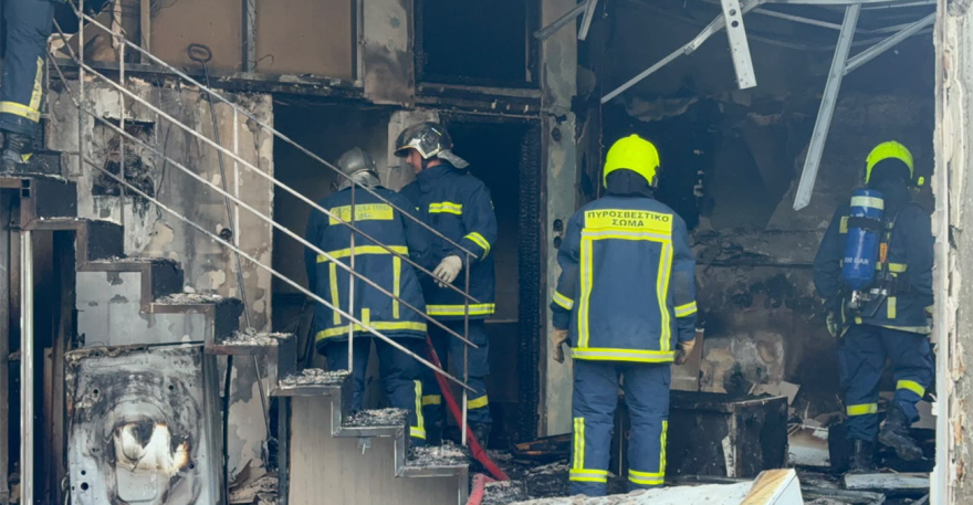 Φωτιά σε διαμέρισμα στη Θεσσαλονίκη, τραυματίστηκε 30χρονη: «Ακούσαμε δυνατό θόρυβο σαν έκρηξη»
