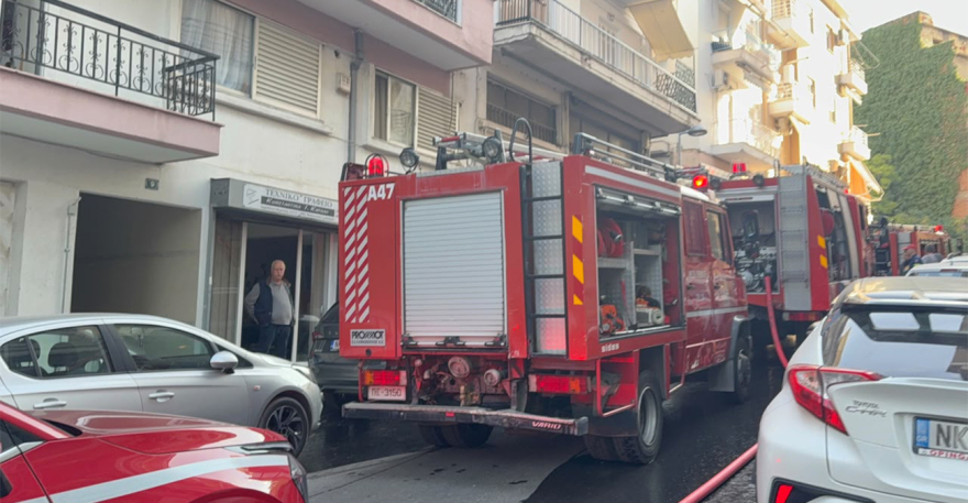 Φωτιά σε διαμέρισμα στη Θεσσαλονίκη, τραυματίστηκε 30χρονη: «Ακούσαμε δυνατό θόρυβο σαν έκρηξη»
