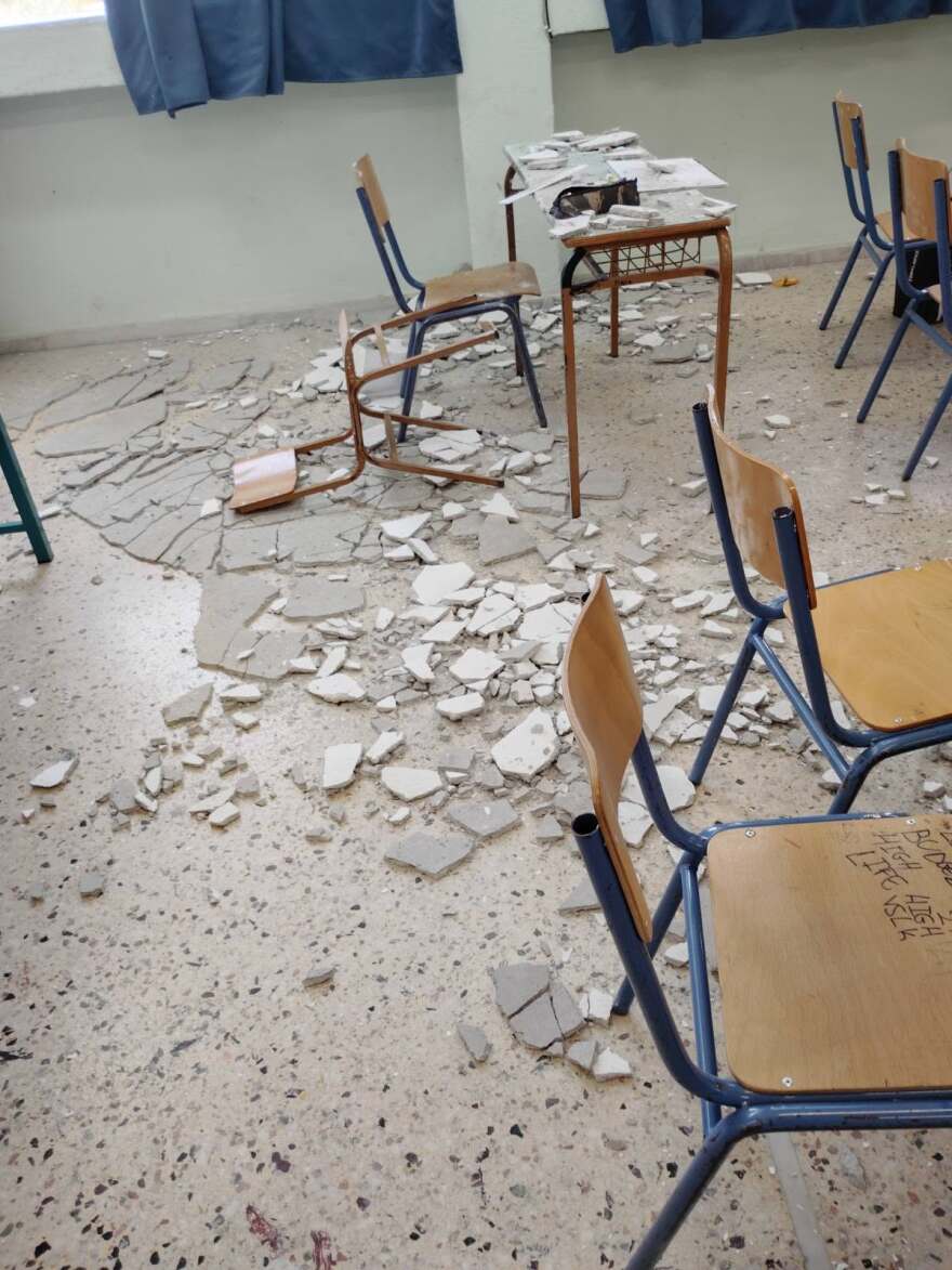 Στο νοσοκομείο 14χρονος μαθητής, έπεσε σοβάς από το ταβάνι του γυμνασίου στη Θεσσαλονίκη, δείτε φωτογραφίες 