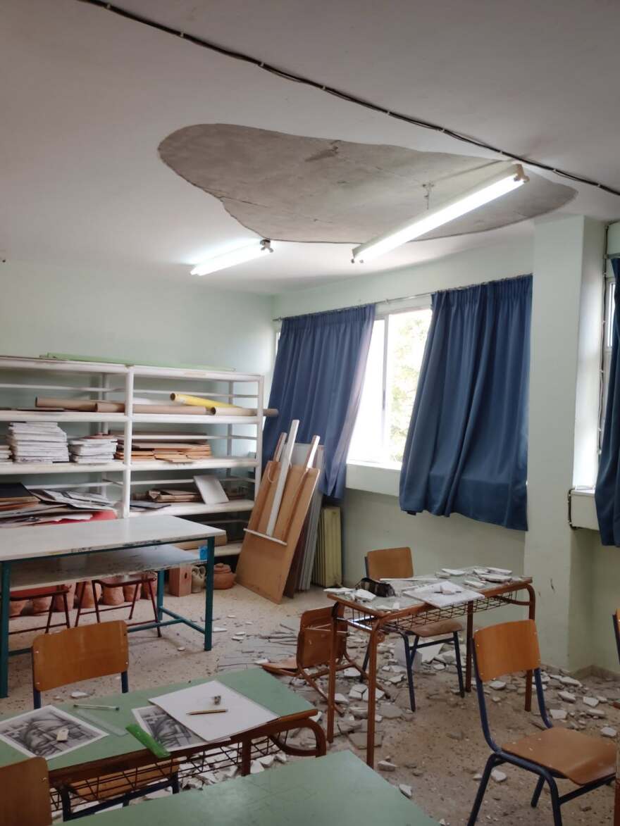 Στο νοσοκομείο 14χρονος μαθητής, έπεσε σοβάς από το ταβάνι του γυμνασίου στη Θεσσαλονίκη, δείτε φωτογραφίες 