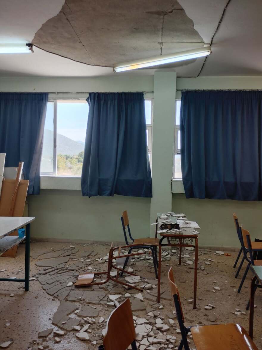 Στο νοσοκομείο 14χρονος μαθητής, έπεσε σοβάς από το ταβάνι του γυμνασίου στη Θεσσαλονίκη, δείτε φωτογραφίες 