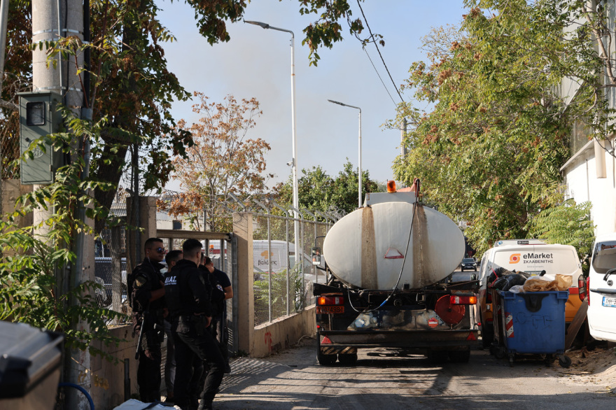 Σε εξέλιξη η κατάσβεση της φωτιάς σε δύο βιοτεχνίες στον Ελαιώνα, απομακρύνονται όσοι βρίσκονται σε απόσταση 400 μέτρων από τα κτίρια