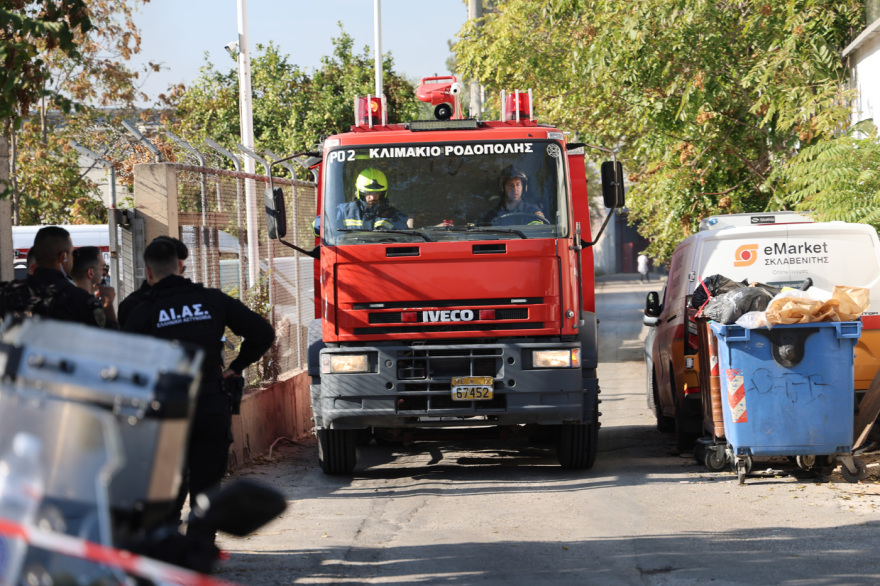 Σε εξέλιξη η κατάσβεση της φωτιάς σε δύο βιοτεχνίες στον Ελαιώνα, απομακρύνονται όσοι βρίσκονται σε απόσταση 400 μέτρων από τα κτίρια
