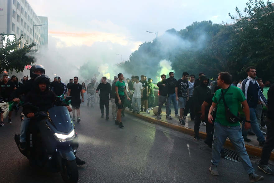 Παναθηναϊκός: Πανζουρλισμός από τον κόσμο των πρασίνων έξω από το ξενοδοχείο της ομάδας πριν το ντέρμπι με τον Ολυμπιακό, βίντεο και φωτογραφίες