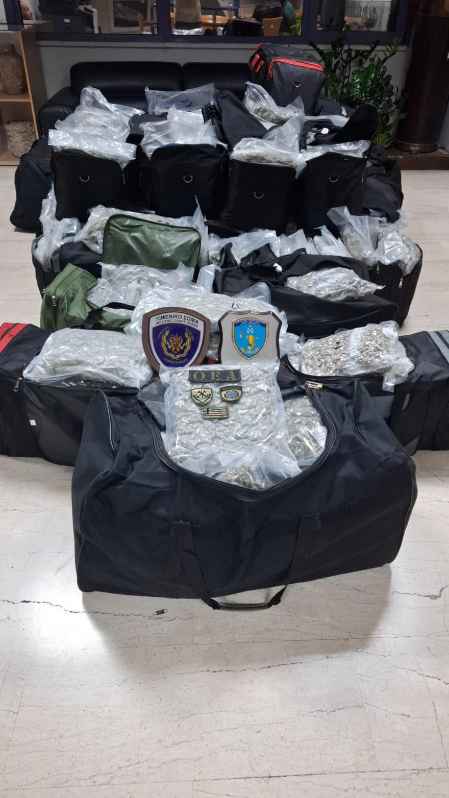 Βατραχάνθρωποι του Λιμενικού αναχαίτισαν ιστιοφόρο με 360 κιλά κάνναβης ανοιχτά της Χίου, ξεπερνά το 1 εκατ. ευρώ η αξία των ναρκωτικών, δείτε βίντεο
