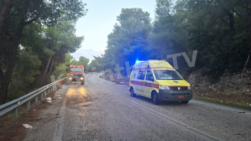 Τροχαίο με δύο τραυματίες στην Ισθμού - Επιδαύρου, αυτοκίνητο κατέληξε στις προστατευτικές μπάρες
