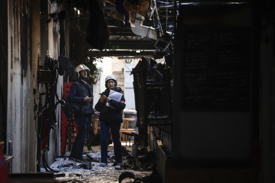 Τέσσερις αιώνες ιστορίας έγιναν στάχτη: Μεγάλη φωτιά κατέκαψε την ιστορική αγορά Marché des Enfants Rouges στο Παρίσι