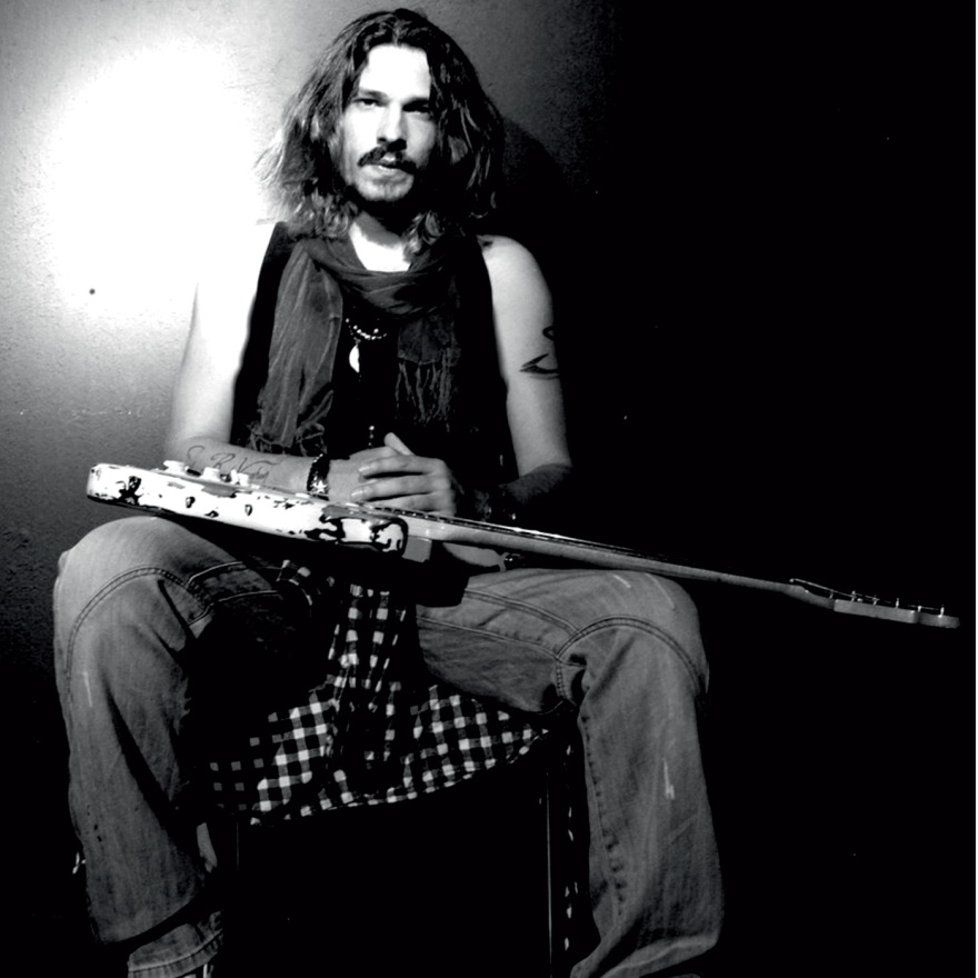 Σάκης Ντοβόλης: Ο Κοζανίτης με την heavy blues κιθάρα στο πλευρό της Άννας Βίσση – Το ντεμπούτο στο sold out ΟΑΚΑ και ο... Τζόνι Ντεπ