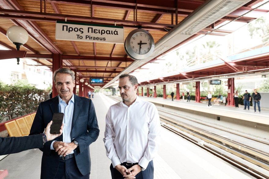 Ο Μητσοτάκης στον Ηλεκτρικό σε δρομολόγιο με τον πρώτο συρμό που εκσυγχρονίστηκε, μίλησε με επιβάτες και τουρίστες, δείτε βίντεο