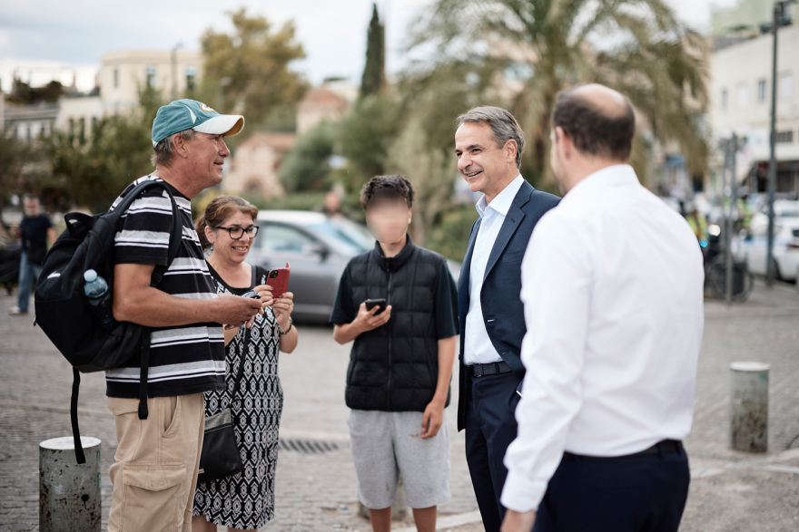 Ο Μητσοτάκης στον Ηλεκτρικό σε δρομολόγιο με τον πρώτο συρμό που εκσυγχρονίστηκε, μίλησε με επιβάτες και τουρίστες, δείτε βίντεο