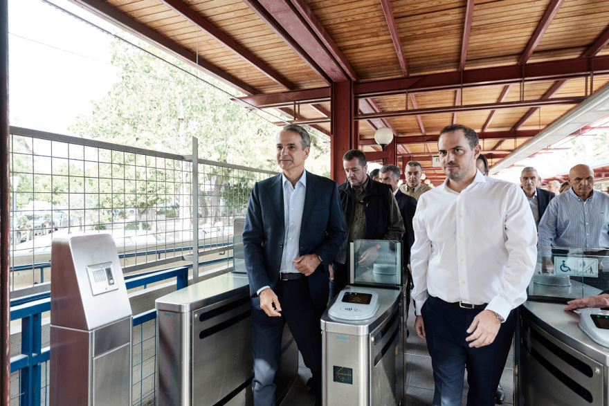 Ο Μητσοτάκης στον Ηλεκτρικό σε δρομολόγιο με τον πρώτο συρμό που εκσυγχρονίστηκε, μίλησε με επιβάτες και τουρίστες, δείτε βίντεο