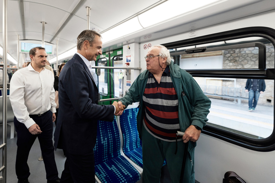 Ο Μητσοτάκης στον Ηλεκτρικό σε δρομολόγιο με τον πρώτο συρμό που εκσυγχρονίστηκε, μίλησε με επιβάτες και τουρίστες, δείτε βίντεο