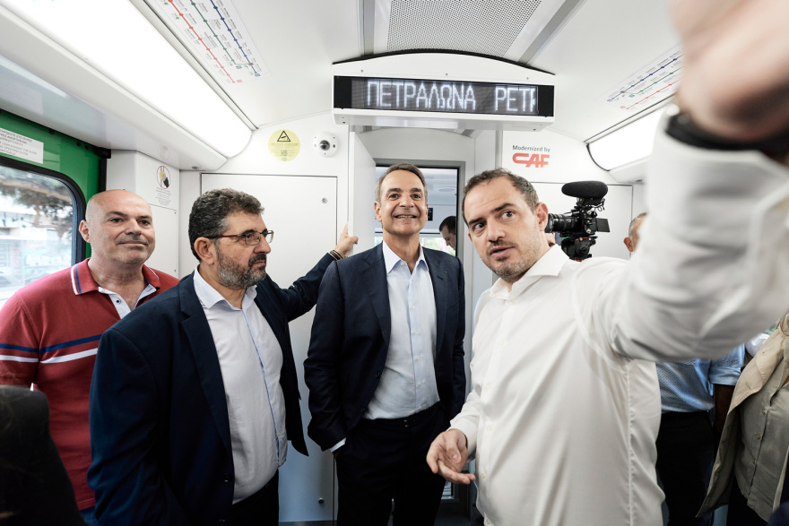 Ο Μητσοτάκης στον Ηλεκτρικό σε δρομολόγιο με τον πρώτο συρμό που εκσυγχρονίστηκε, μίλησε με επιβάτες και τουρίστες, δείτε βίντεο