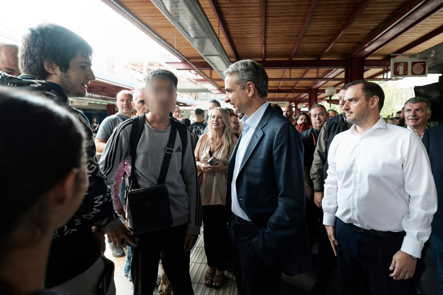 Ο Μητσοτάκης στον Ηλεκτρικό σε δρομολόγιο με τον πρώτο συρμό που εκσυγχρονίστηκε, μίλησε με επιβάτες και τουρίστες, δείτε βίντεο