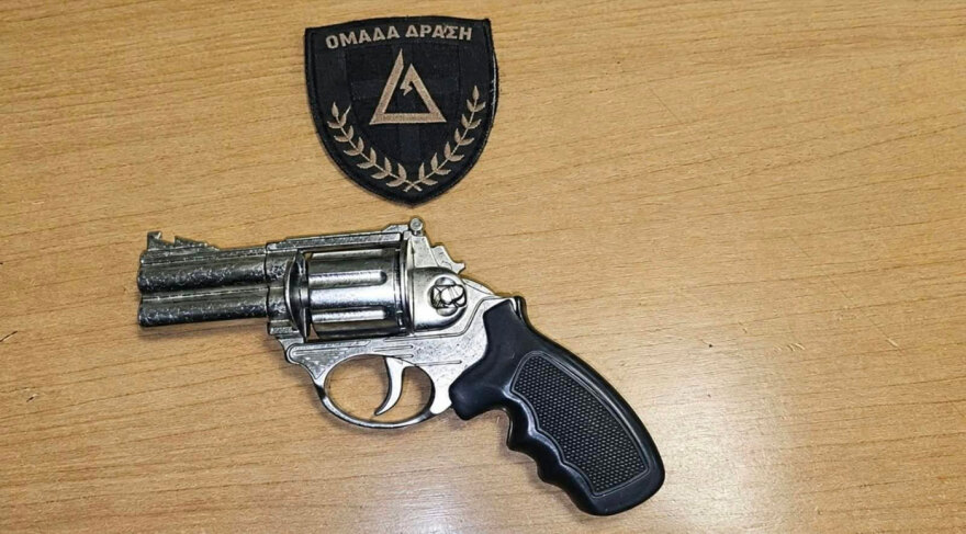 Συνελήφθη Ρομά που απείλησε με όπλο - ρέπλικα αστυνομικούς στην Ομόνοια και στη συνέχεια προσπάθησε να διαφύγει
