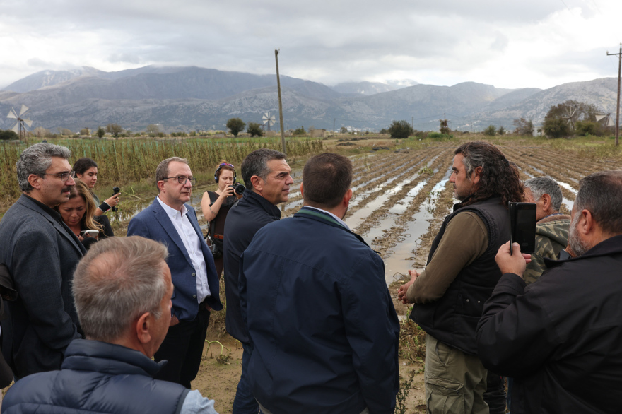 Ο Τσίπρας περιοδεύει στην Κρήτη: Πήγε στον... Καρτερό, έκανε χιούμορ με τον Φραπέ, συναντά παραγωγούς που επλήγησαν από τις πρόσφατες πλημμύρες