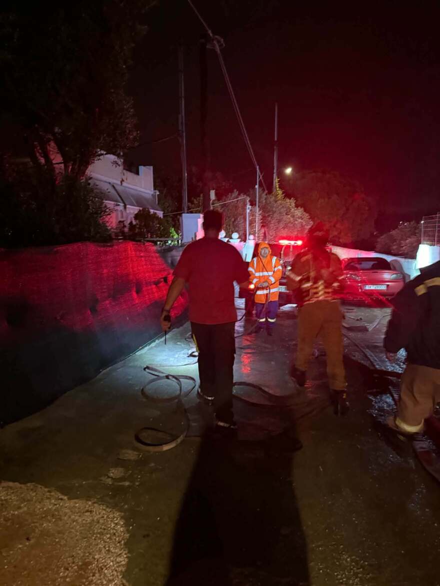 Υπό έλεγχο η φωτιά σε μονοκατοικία στην Αρτέμιδα, δεν υπήρξε τραυματίας, δείτε βίντεο