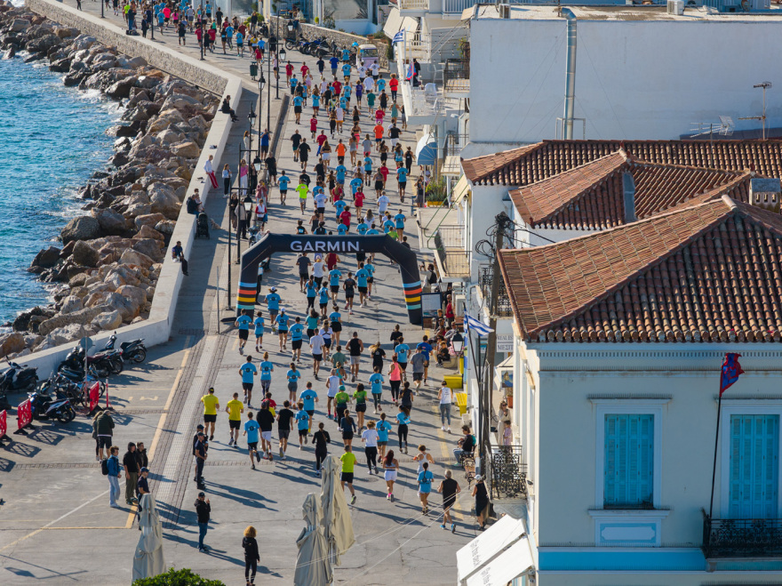 Όλα όσα ζήσαμε στο επετειακό Spetses Mini Marathon
