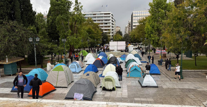 Φοιτητές κατασκηνώνουν στη πλατεία Συντάγματος, δείτε βίντεο και φωτογραφίες
