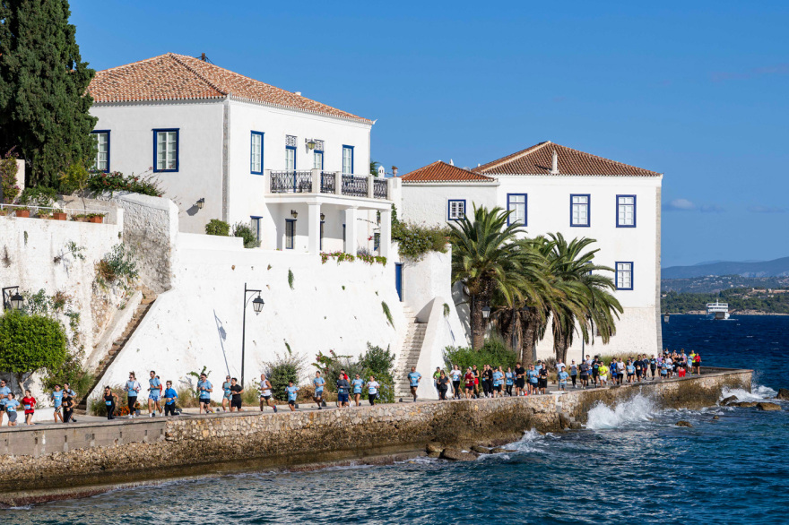Όλα όσα ζήσαμε στο επετειακό Spetses Mini Marathon
