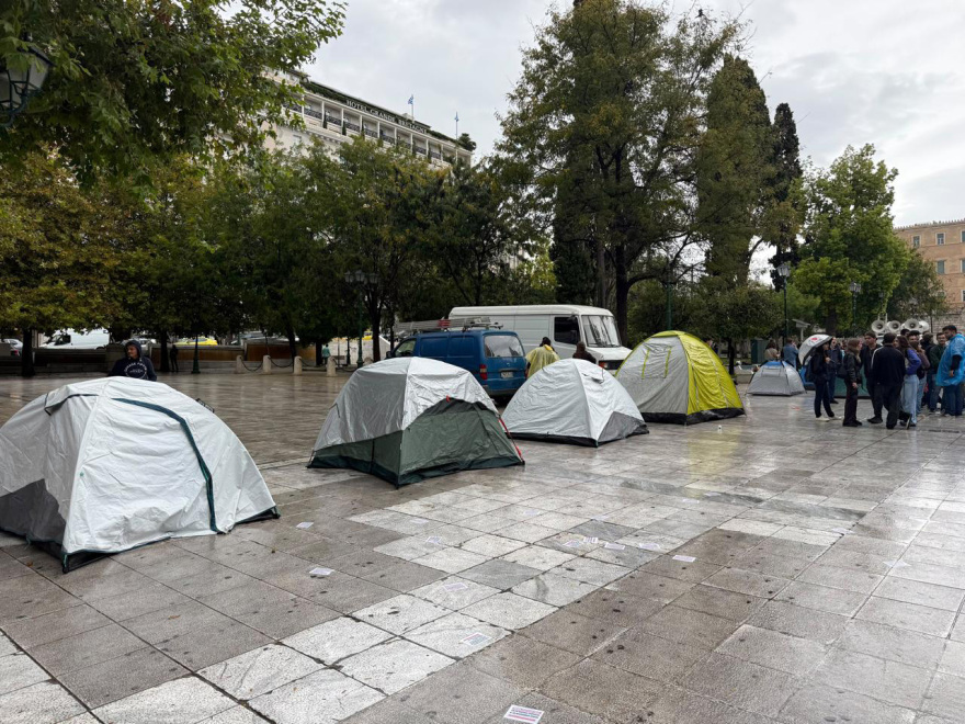 Φοιτητές κατασκηνώνουν στη πλατεία Συντάγματος, δείτε βίντεο και φωτογραφίες