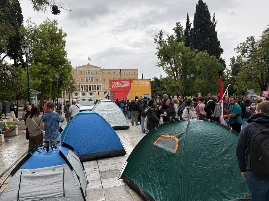Φοιτητές κατασκηνώνουν στη πλατεία Συντάγματος, δείτε βίντεο και φωτογραφίες