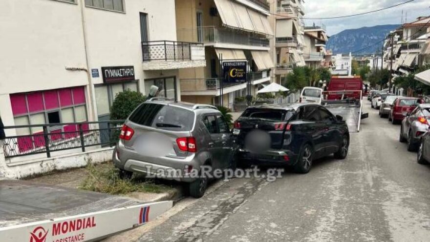 Λαμία: Κόλλησε το γκάζι και έπεσε πάνω σε παρκαρισμένα αυτοκίνητα, στο νοσοκομείο η οδηγός