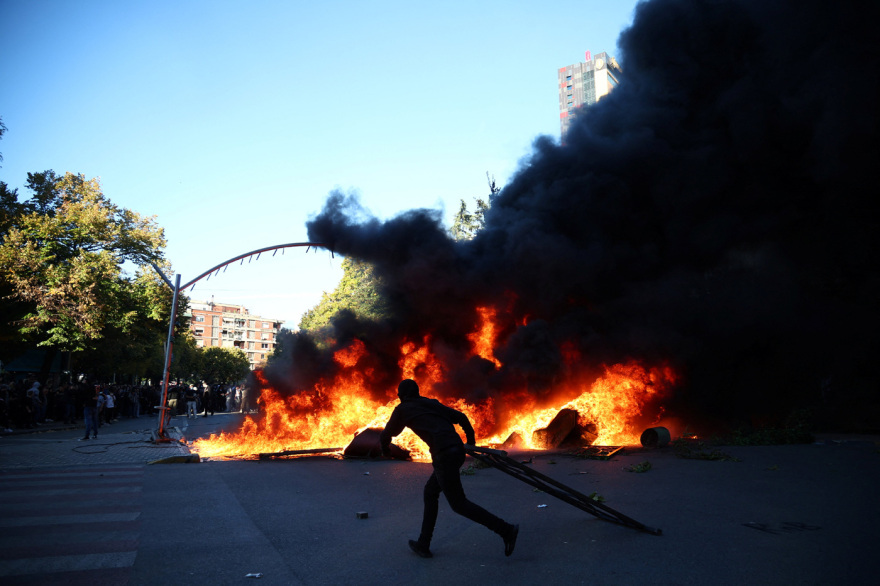 Νέα σοβαρά επεισόδια στις φοιτητικές διαδηλώσεις στην Αλβανία, έβαλαν φωτιά στο υπουργείο Παιδείας, βίντεο 
