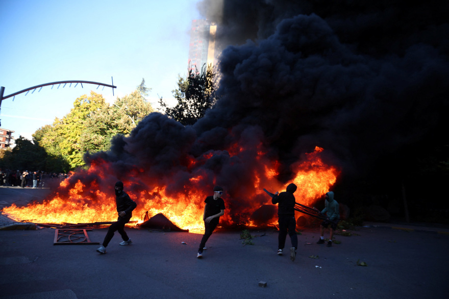 Νέα σοβαρά επεισόδια στις φοιτητικές διαδηλώσεις στην Αλβανία, έβαλαν φωτιά στο υπουργείο Παιδείας, βίντεο 
