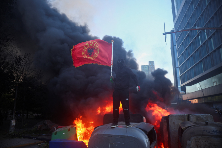 Νέα σοβαρά επεισόδια στις φοιτητικές διαδηλώσεις στην Αλβανία, έβαλαν φωτιά στο υπουργείο Παιδείας, βίντεο 
