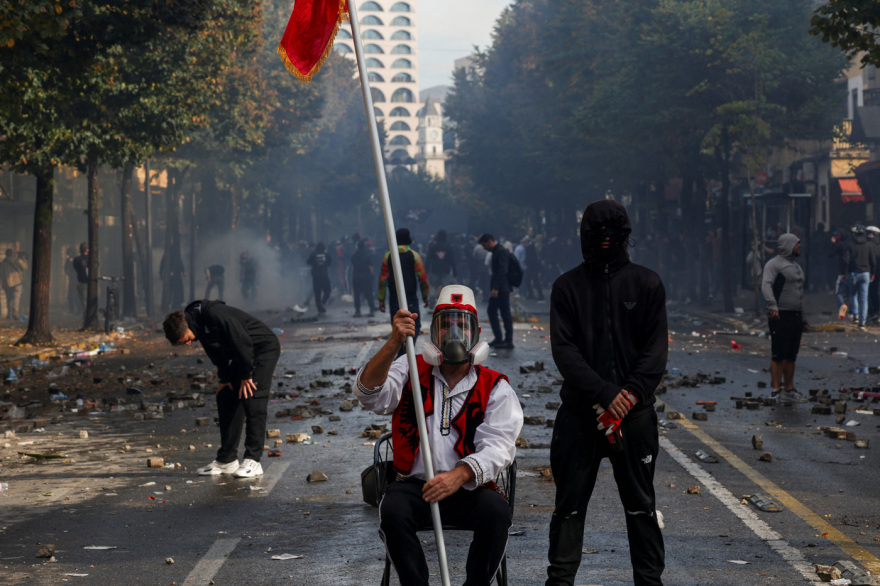 Νέα σοβαρά επεισόδια στις φοιτητικές διαδηλώσεις στην Αλβανία, έβαλαν φωτιά στο υπουργείο Παιδείας, βίντεο 
