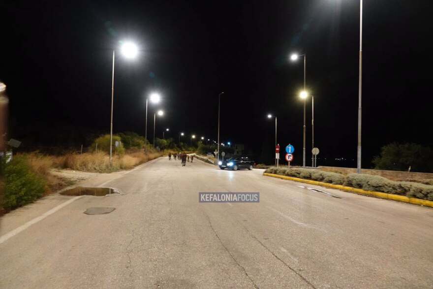Βίντεο: Άλογα του Αίνου στη μέση του δρόμου στην Κεφαλονιά, κινούνταν ανάμεσα στα αυτοκίνητα

