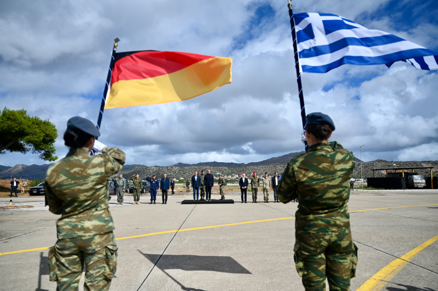 Στο Πεδίο Βολής Κρήτης Δένδιας και Πιστόριους: Κοινό πεδίο στην ευρωπαϊκή άμυνα, δείτε βίντεο και φωτογραφίες