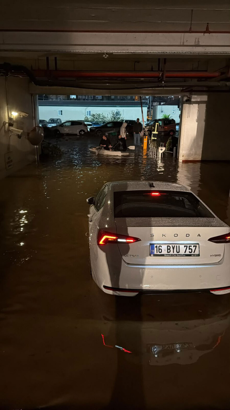 «Πνίγηκε» η Κωνσταντινούπολη: Νεκρός 14χρονος από ηλεκτροπληξία, συγκλονιστικές εικόνες και βίντεο από τις σφοδρές πλημμύρες, «φύγετε από τα υπόγεια»