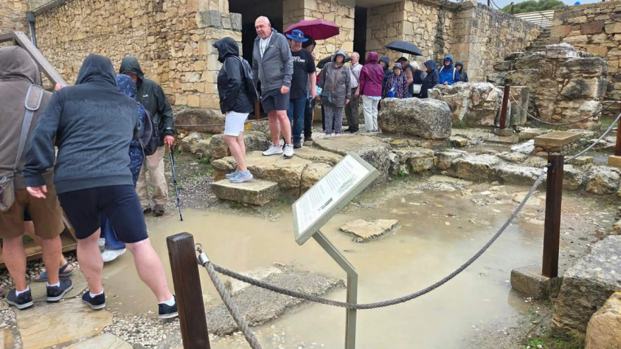 Η έντονη βροχόπτωση πλημμύρισε σημεία του ανακτόρου της Κνωσού, τουρίστες έκαναν περιήγηση μέσα στα νερά