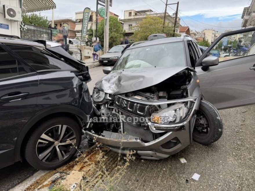 Λαμία: Κόλλησε το γκάζι και έπεσε πάνω σε παρκαρισμένα αυτοκίνητα, στο νοσοκομείο η οδηγός