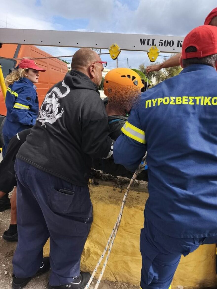 Απεγκλωβίστηκε 52χρονος που έπεσε σε πηγάδι 15 μέτρων στην Σύρο, δείτε φωτογραφίες
