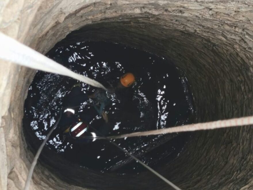 Απεγκλωβίστηκε 52χρονος που έπεσε σε πηγάδι 15 μέτρων στην Σύρο, δείτε φωτογραφίες
