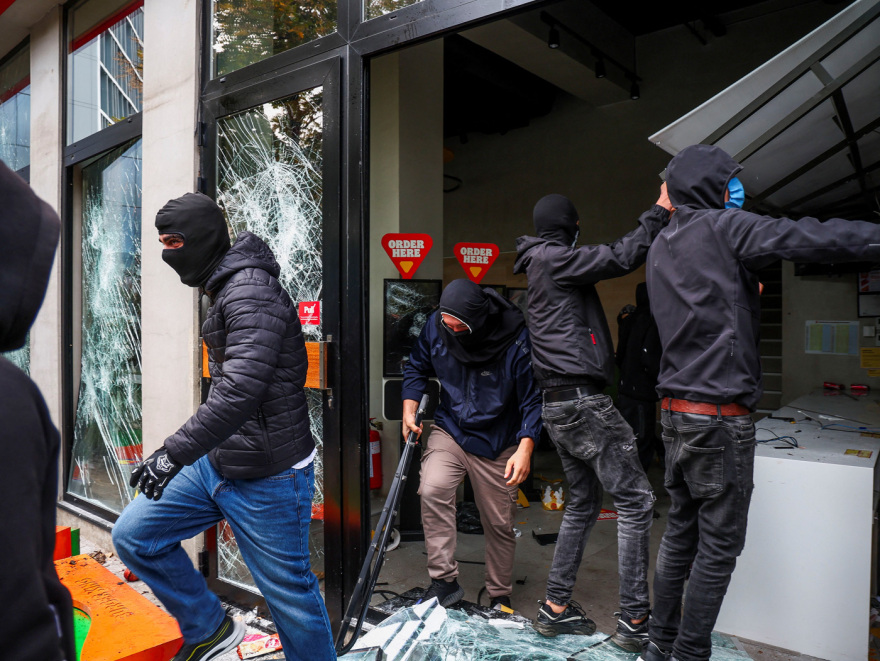 Νέο χάος στην Αλβανία από τις διαδηλώσεις: Πέταξαν πέτρες στην Βουλή και σε υπουργεία, έβαλαν φωτιές σε κάδους, βίντεο 