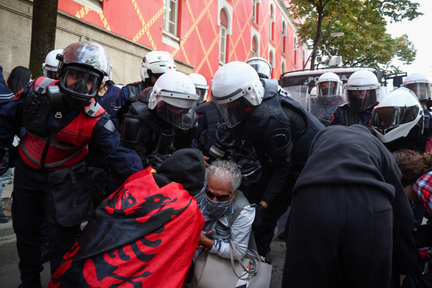 Νέο χάος στην Αλβανία από τις διαδηλώσεις: Πέταξαν πέτρες στην Βουλή και σε υπουργεία, έβαλαν φωτιές σε κάδους, βίντεο 