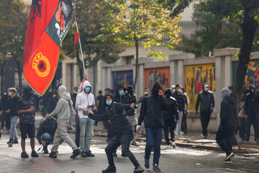 Νέο χάος στην Αλβανία από τις διαδηλώσεις: Πέταξαν πέτρες στην Βουλή και σε υπουργεία, έβαλαν φωτιές σε κάδους, βίντεο 