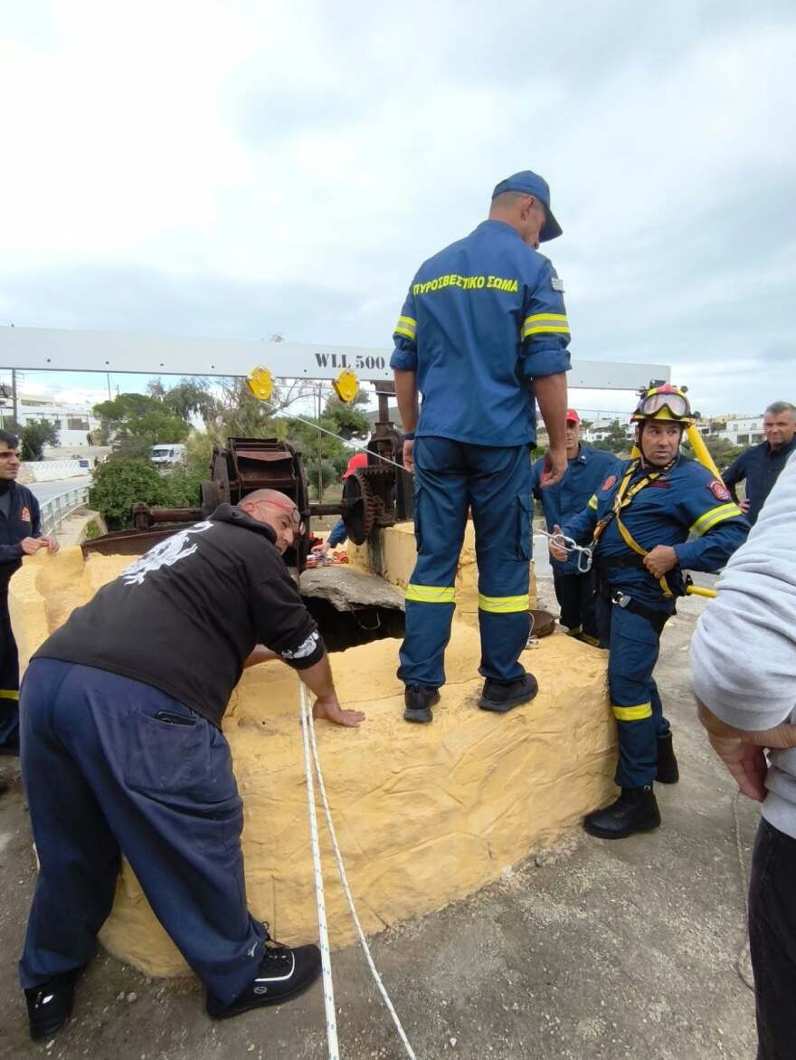 Απεγκλωβίστηκε 52χρονος που έπεσε σε πηγάδι 15 μέτρων στην Σύρο, δείτε φωτογραφίες