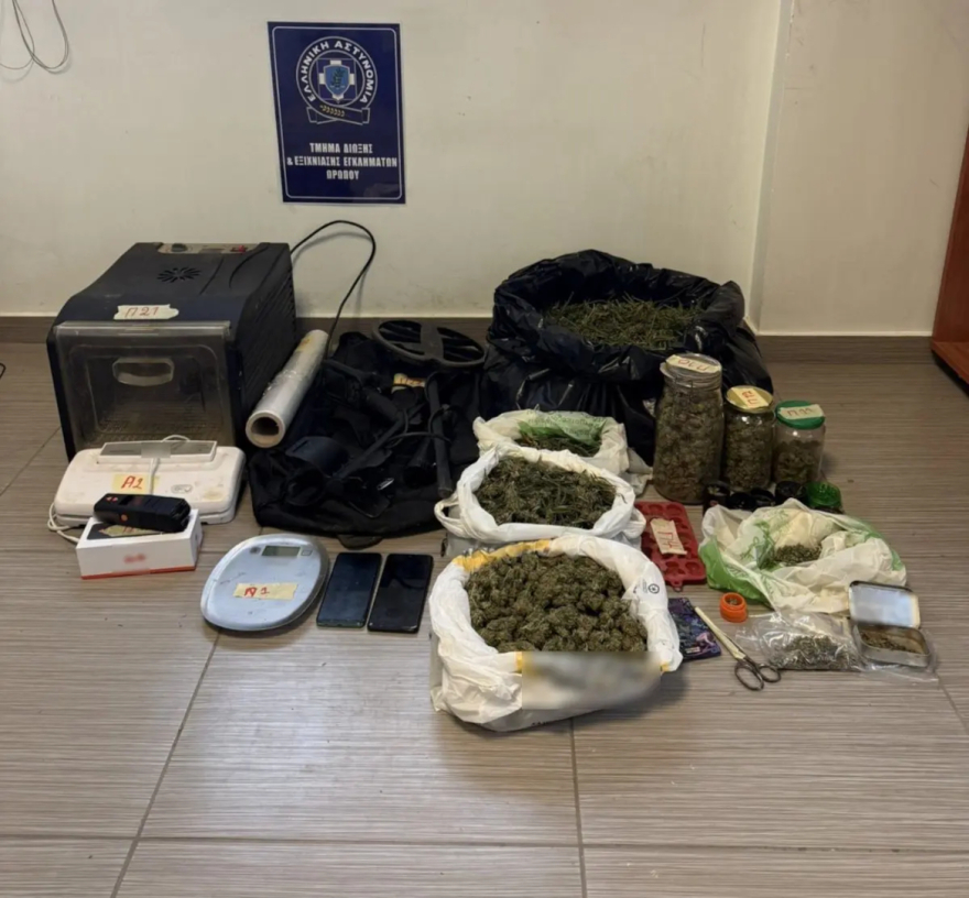 Είχαν στήσει εργαστήριο κάνναβης σε αυλή σπιτιού στον Κάλαμο, βρέθηκαν χειροβομβίδα και ξιφολόγχες
