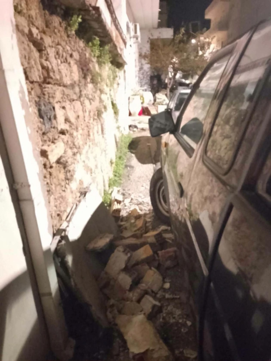 Κατέρρευσε τμήμα μπαλκονιού στην Κίσσαμο Χανίων, ζημιές σε αυτοκίνητα
