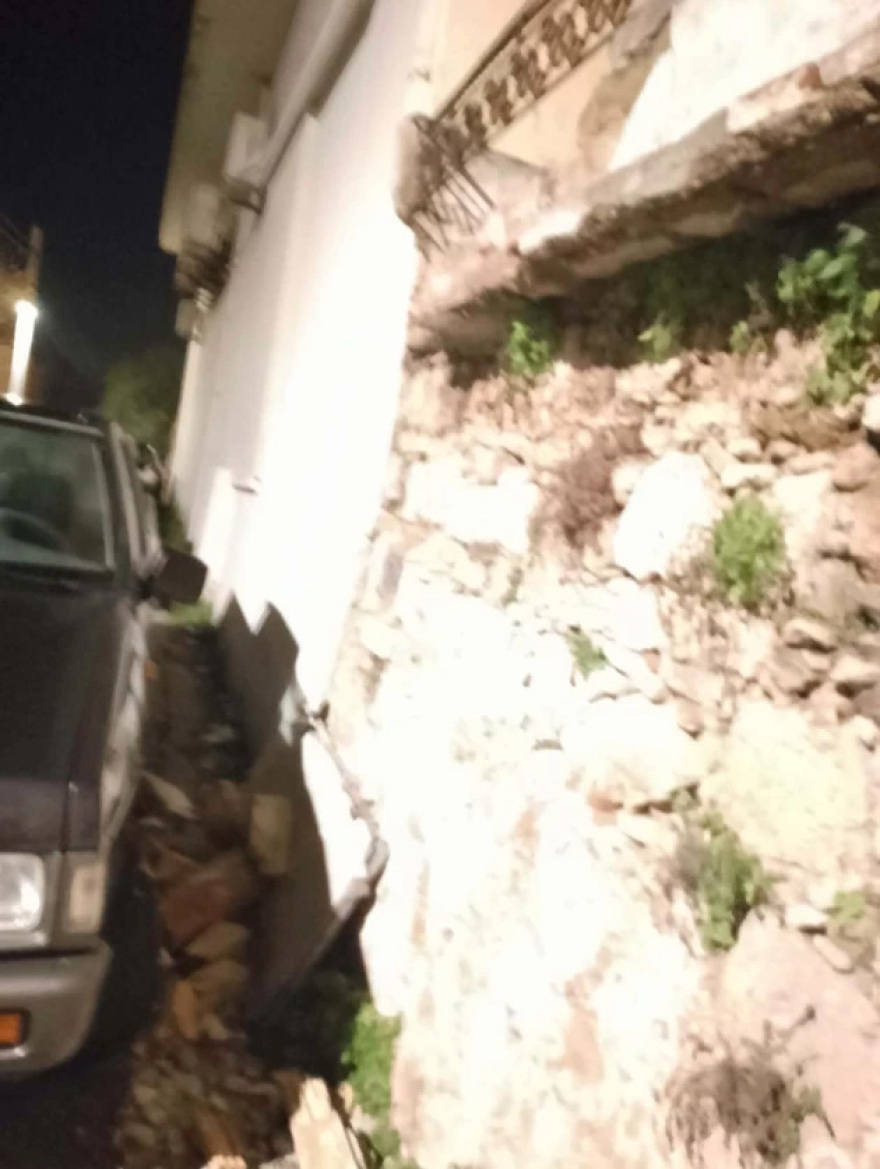 Κατέρρευσε τμήμα μπαλκονιού στην Κίσσαμο Χανίων, ζημιές σε αυτοκίνητα