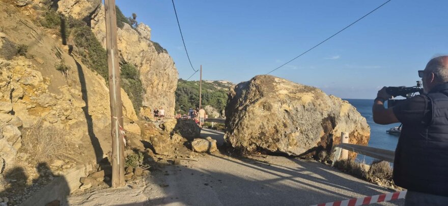 Δεκάδες οχήματα αποκλεισμένα στην παραλία «Άντονι Κουίν» στην Ρόδο μετά την πτώση τεράστιου βράχου