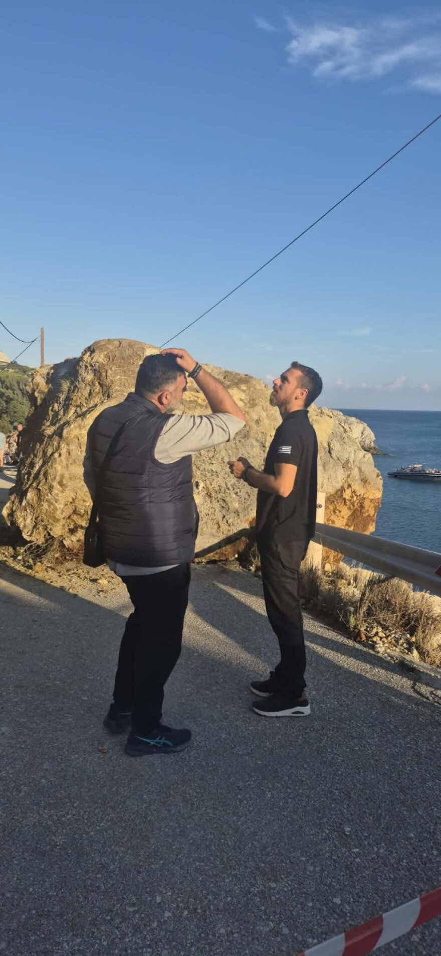 Δεκάδες οχήματα αποκλεισμένα στην παραλία «Άντονι Κουίν» στην Ρόδο μετά την πτώση τεράστιου βράχου